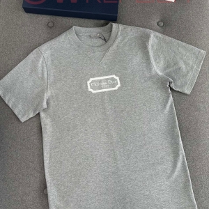 터보 디올 가슴자수 그레이 라운드 반팔 티셔츠