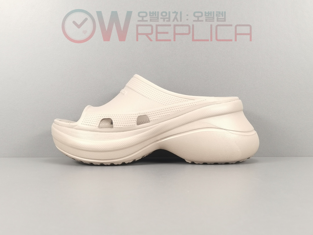 발렌시아가 풀 크록스 슬라이드 베이지 샌들 677389 W1S8E