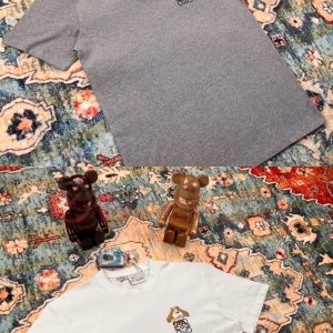 로에베 X 하울의움직이는성 가슴자수로고 라운드 반팔 티셔츠 (2컬러)